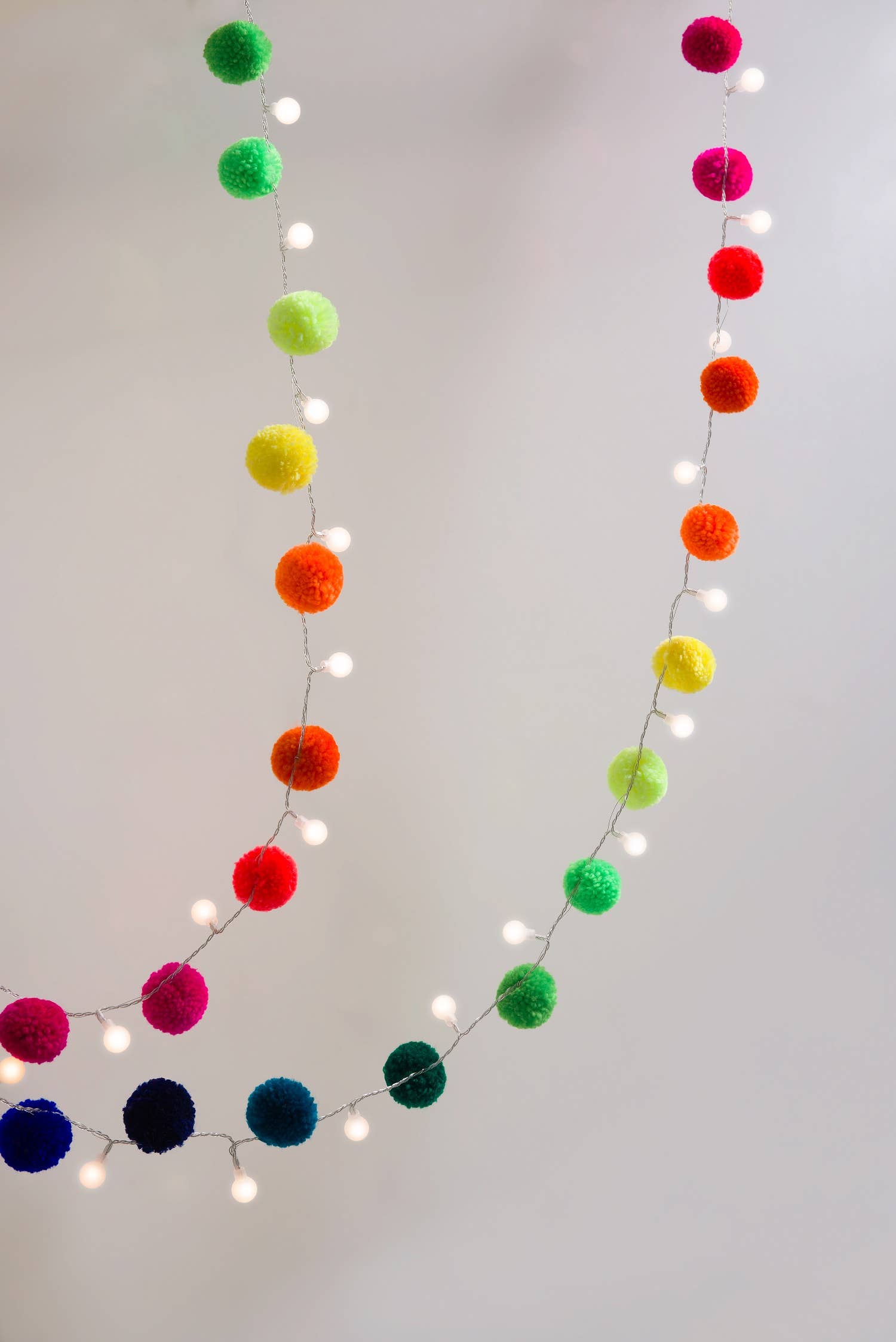 Pom Pom Light Chain Rainbow