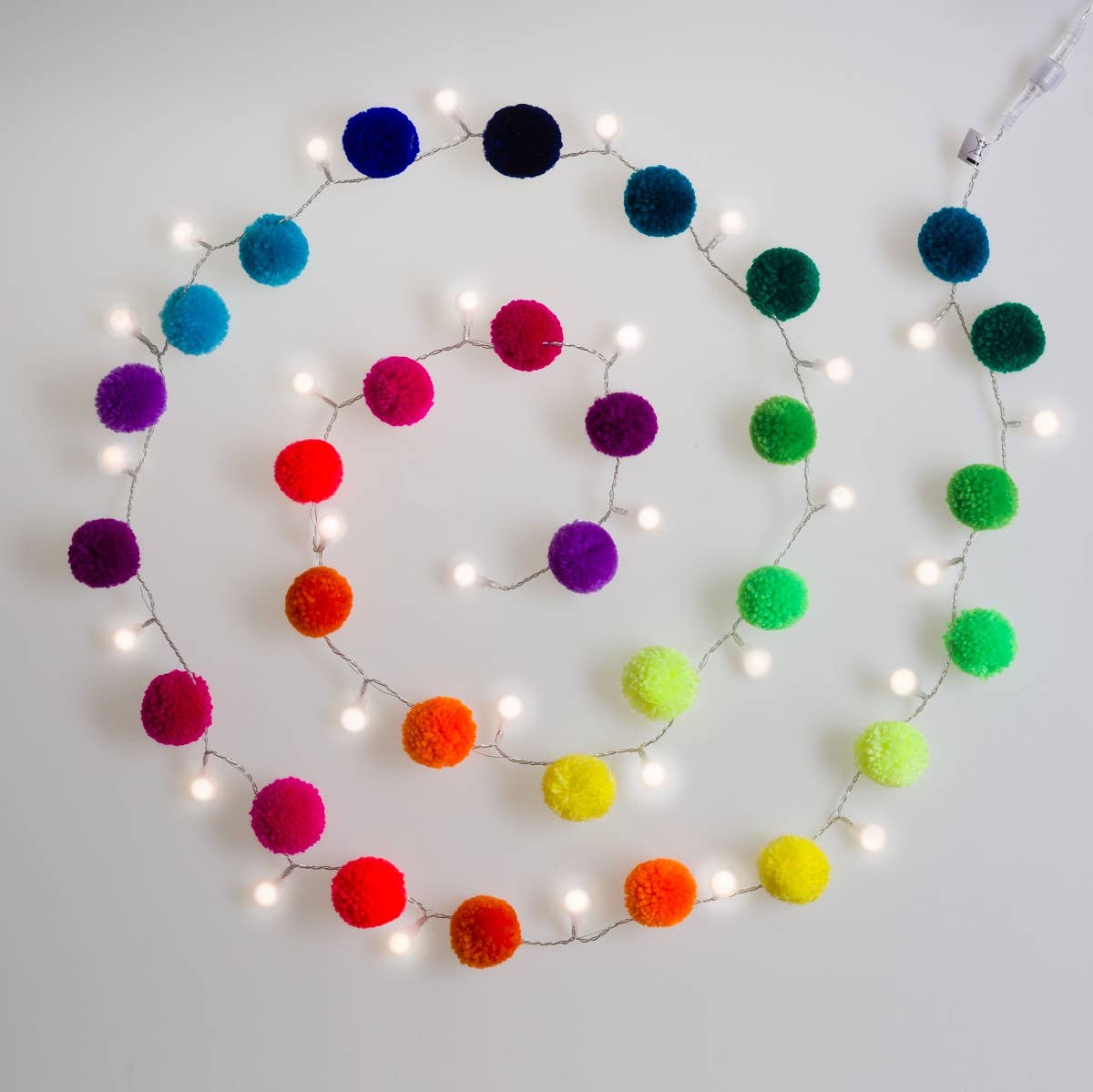 Pom Pom Light Chain Rainbow