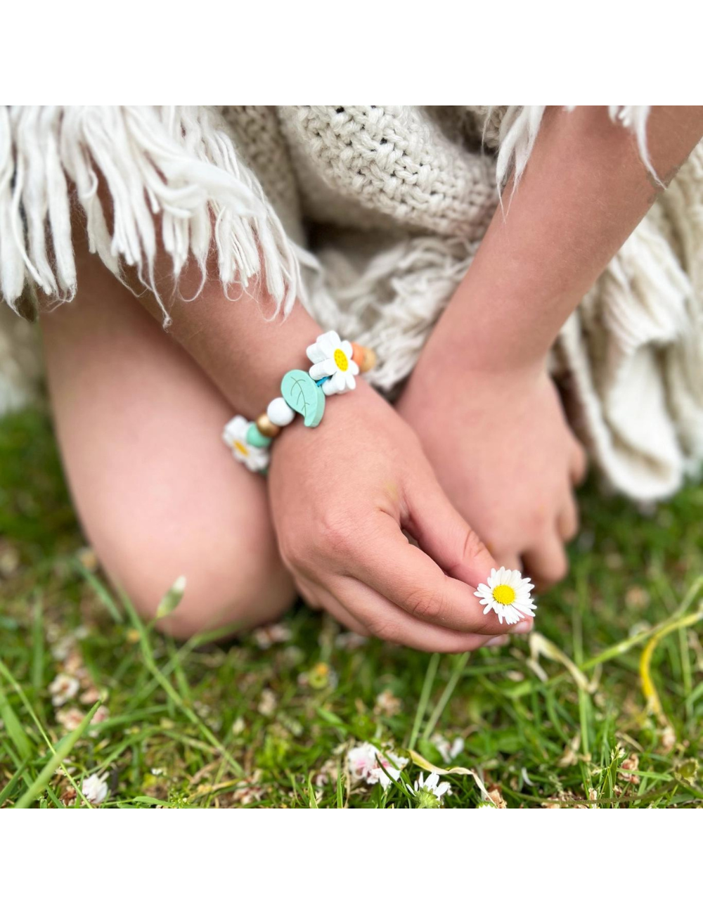 DIY Daisy Chain Bracelet – Kid Made Modern